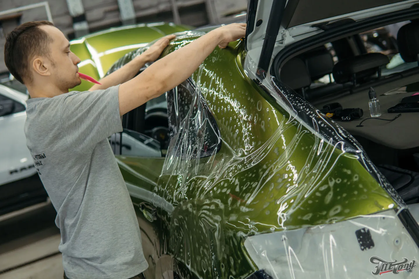 Оклеили Porsche Macan в яркий зеленый винил и забронировали полиуретаном